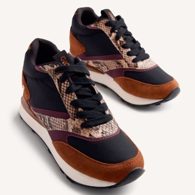 Sapatilhas com padrão pele de serpente e detalhes castanhos e pretos