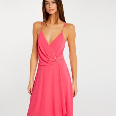 Vestido longo cor-de-rosa com alças finas e fivela na cintura, tecido fluído.