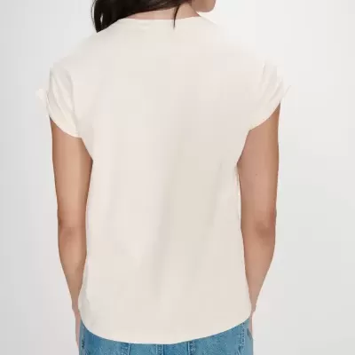 T-shirt feminina creme de algodão vista por trás com calças de ganga azuis