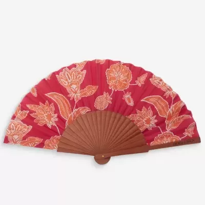 Leque vermelho com padrão floral laranja e branco e estrutura em madeira castanha