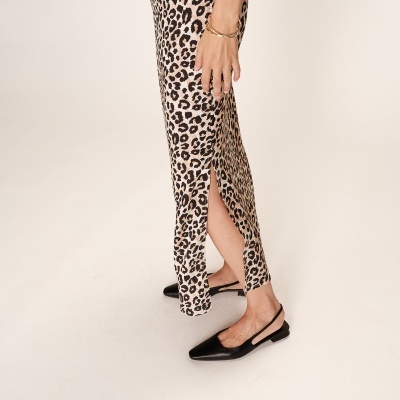 Vestido comprido estampado animal com fenda lateral e sandálias negras