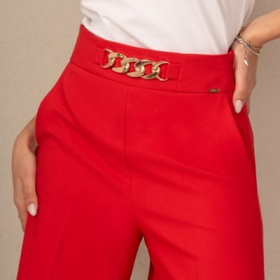 Calções vermelhos com cinto dourado e t-shirt branca com texto em strass