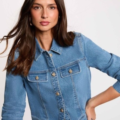 Jaqueta de ganga azul clara com botões metálicos dourados e dois bolsos no peito