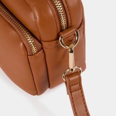 Mala castanha com fechos dourados e alça destacável