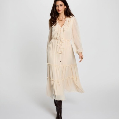 Vestido midi creme com folhos e mangas compridas com botas pretas