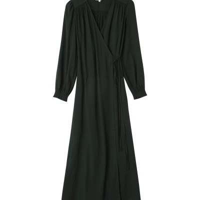 Vestido preto comprido com manga longa e fecho de atar na cintura