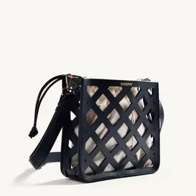 Mala GIOSEPPO preta com padrão em losangos e interior bege