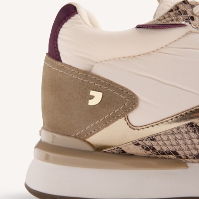 Tênis feminino bege com detalhes em camurça e padrão pele de cobra