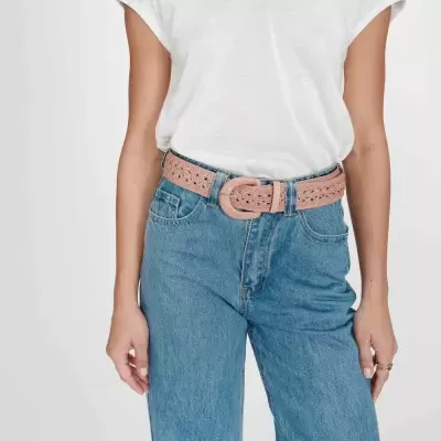 Cinto rosa trançado com calças de ganga azul e t-shirt branca