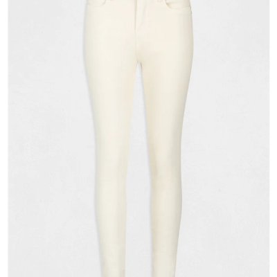 Calças brancas de tecido justo com cinco bolsos e botão metálico prateado