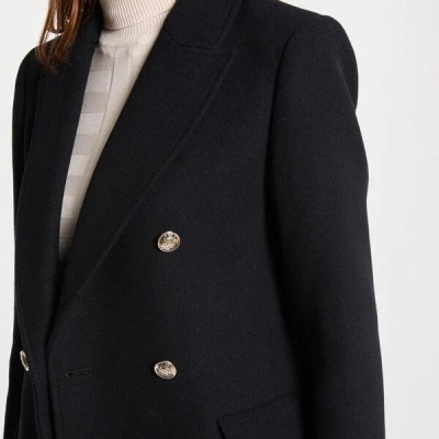 Casaco preto feminino com botões dourados e camisola creme de gola alta
