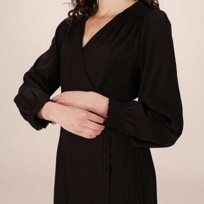 Vestido preto de manga comprida com decote em V e corte cruzado