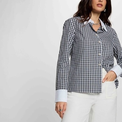 Camisa xadrez preto e branco com gola e punhos brancos e calças brancas