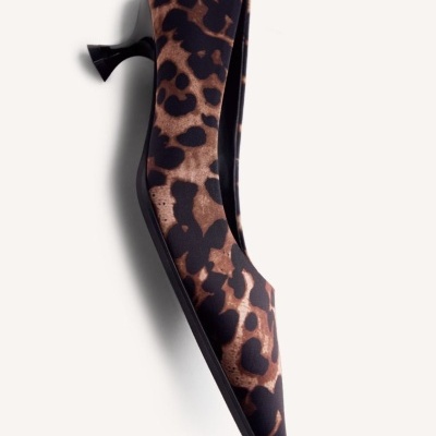 Sapato de salto médio com padrão animal print castanho e preto