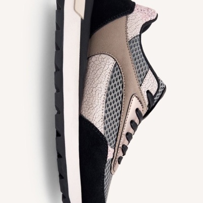 Ténis desportivo com camurça preta, malha cinza e detalhes rosa