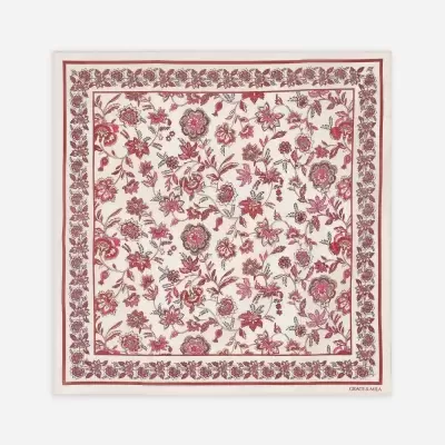 Lenço quadrado com padrão floral em tons de rosa e vermelho sobre fundo branco