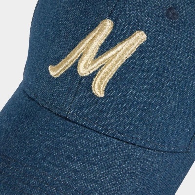 Boné brim azul com letra M bordada em dourado