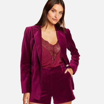 Mulher veste blazer e calções vinho em veludo com camisola rendada vinho