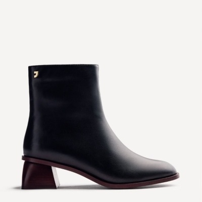 Botim preto de pele com salto quadrado castanho