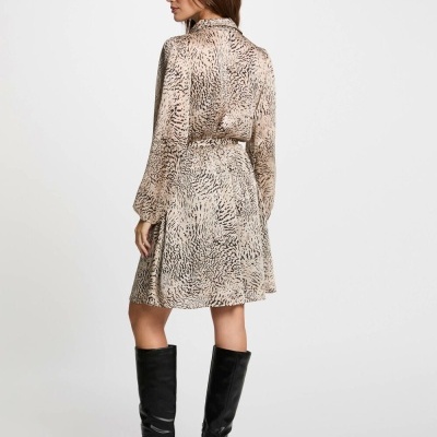 Vestido feminino estampado de manga comprida e botas pretas