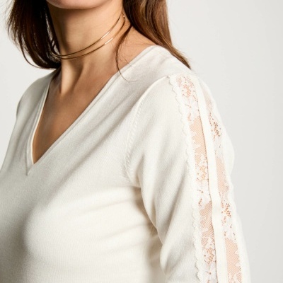 Camisola feminina branca com decote em V e mangas de renda transparentes