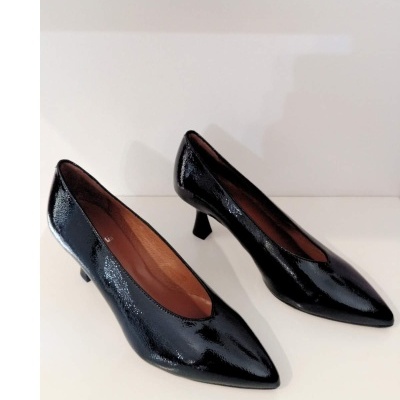 Sapatos de salto alto pretos em verniz com bico fino