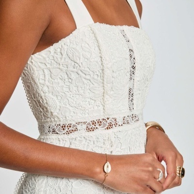 Vestido branco de renda com alças largas e detalhe translúcido na cintura