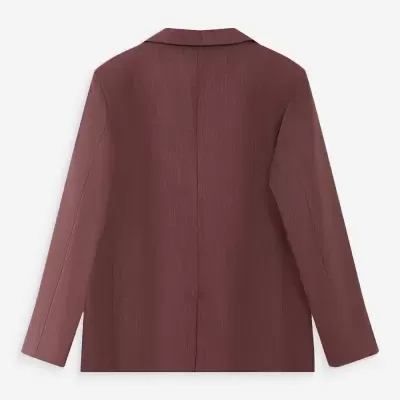 Casaco castanho avermelhado com textura, visto de trás