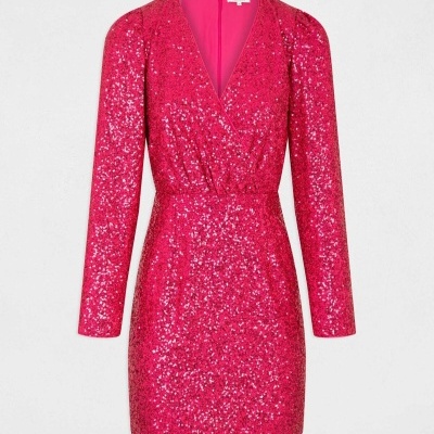 Vestido curto cor de rosa com lantejoulas e mangas compridas