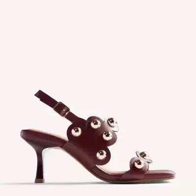 Sandália vermelha bordô com salto médio e botões metálicos dourados