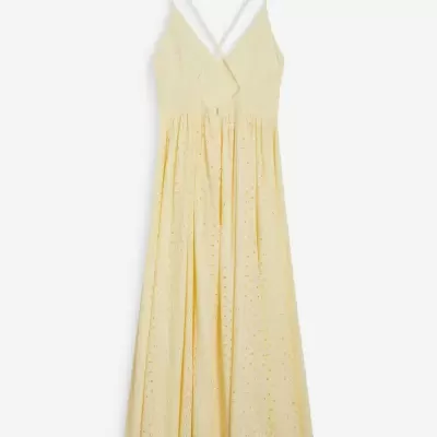 Vestido comprido amarelo claro com alças finas cruzadas e bordado circular