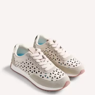 Sapatilhas desportivas bege com recortes triangulares e atacadores brancos