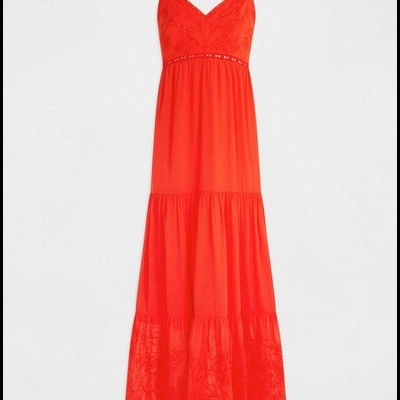 Vestido longo vermelho com alças finas e detalhes em renda.