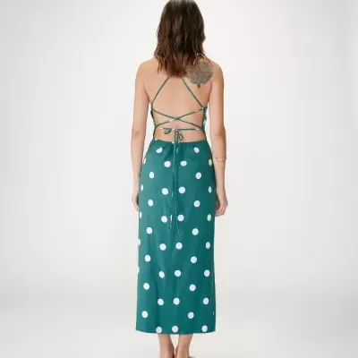 Vestido longo verde com bolas brancas e costas nuas
