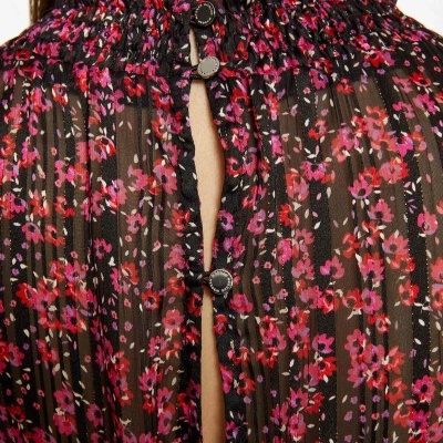 Blusa feminina transparente com padrão floral e botões na gola