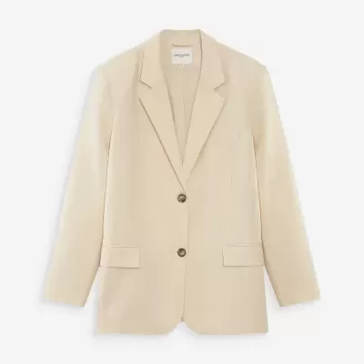 Blazer bege claro com riscas finas brancas e dois botões castanhos