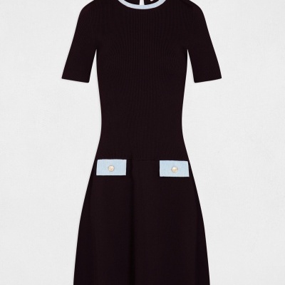 Vestido preto com gola e bolsos azuis claros