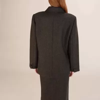 Casaco feminino cinza escuro visto de costas