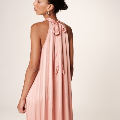 Vestido longo rosa claro com laço no pescoço visto de costas