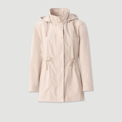 Casaco bege claro com capuz e fecho de botões