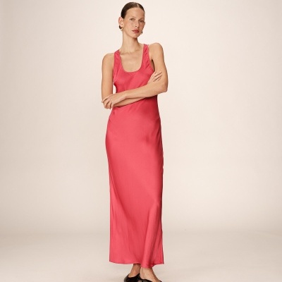 Vestido comprido cor-de-rosa com alças largas sobre fundo neutro.