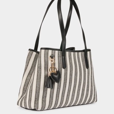 Mala de senhora riscas preto e branco com alças pretas e pendente em forma de coração