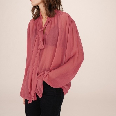 Blusa rosa feminina com mangas compridas e laço na gola.