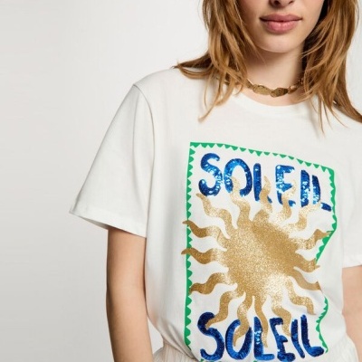 T-shirt branca com estampa colorida de sol e texto SOLEIL SOLEIL