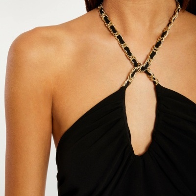 Top feminino preto com alças em corrente dourada