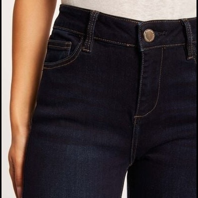 Calças de ganga azul escuro com costuras amarelas e botão metálico