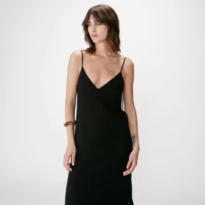 Vestido preto longo de alças finas com decote em V e fenda lateral