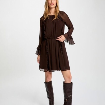 Vestido castanho escuro com folhos e botas castanhas de cano alto