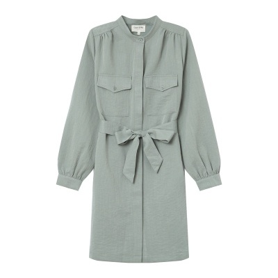 Vestido comprido azul esverdeado com cintos e bolsos no peito.