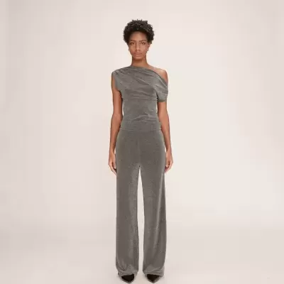 Conjunto feminino prateado brilhante de festa com top de um ombro e calças largas